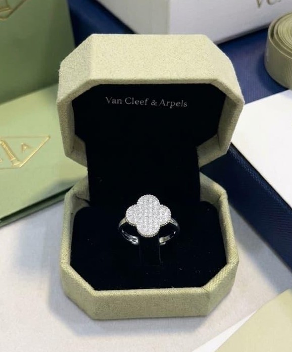 VC SILVER CRYSTALRING (FREESIZE)